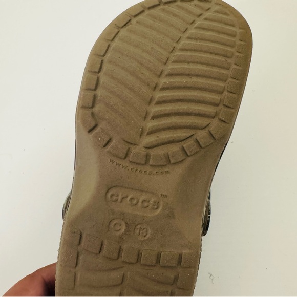 CROCS Kids Size C13 Olive Camo Clogs with Different Jibbitz Charms Casual - Picture 7 of 7